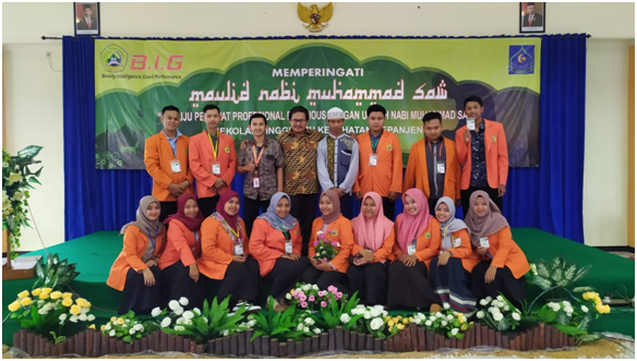 Panitia penyelenggara (dari kiri atas): Lorenzo, Oki, Pak Zay, Pak Muhasyim (Pembina UKM), Zainul, Fahmi, Rio, (dari kiri bawah) Dian, Nabila Salawiyah, Endang, Ilta, Fuut, Mila, Chorin, Nabila Mutiara, Rizka